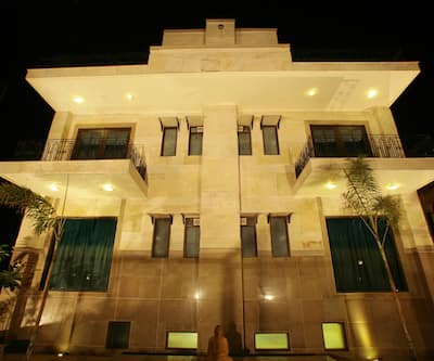 https://imgcld.yatra.com/ytimages/image/upload/t_hotel_yatra_city_desktop/v1402898182/Domestic Hotels/Hotels_Gurgaon/Justa The Residence, Gurgoan/Overview.jpg